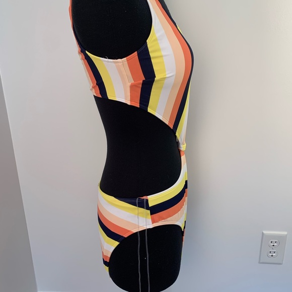 Abercrombie and Fitch one piece bathing suit - Picture 4 of 12